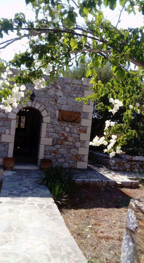 Апартаменты Charouda Stone Tower Pyrgos Dirou Экстерьер фото